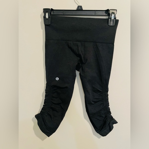 lululemon athletica Pants - Lululemon Leggings Capri Ruched Scrunch Black Flow Crop Women’s Size 2